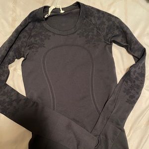 Lululemon shirt size 4